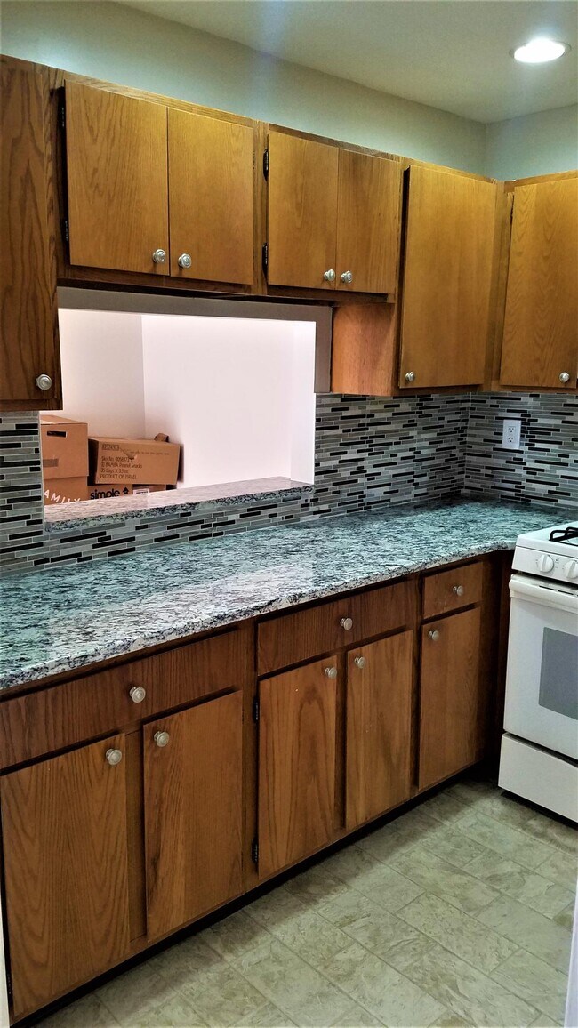 Kitchen - 18 Cypress Ct