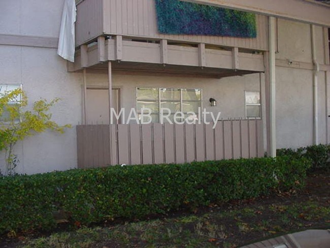Building Photo - 10598 High Hollows Dr