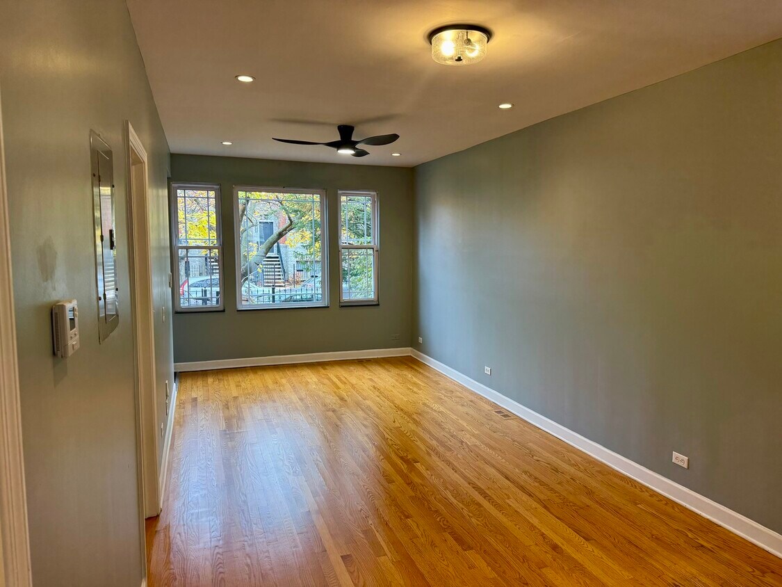 Foto del edificio - 1957 W Race Ave