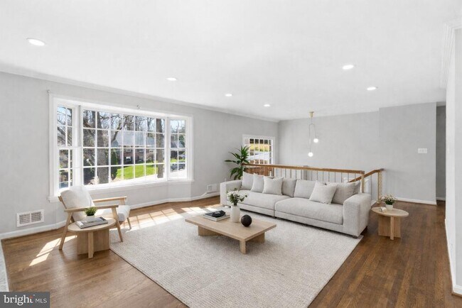 Building Photo - 9116 Hamilton Dr