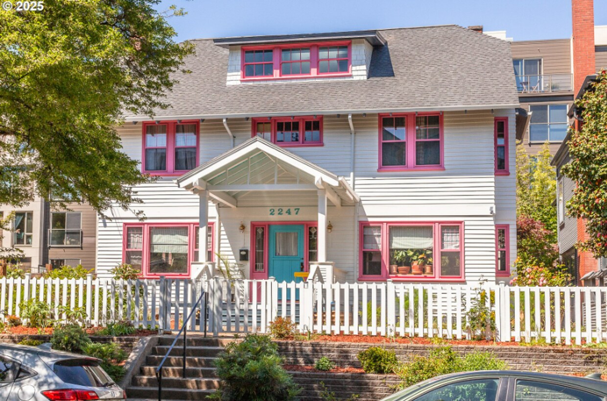 Foto principal - Grand 4-Bedroom Historic Home. Timeless El...