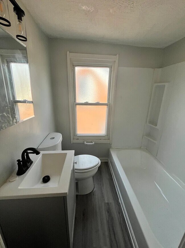 Foto del edificio - 4679 E 144th St