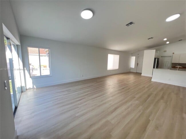 Building Photo - 1393 Majesty Ter