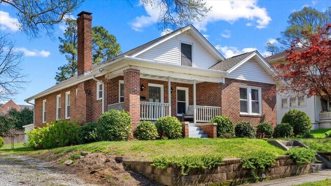 Building Photo - 3 Bedroom Near UNCG - Available Furnished ...