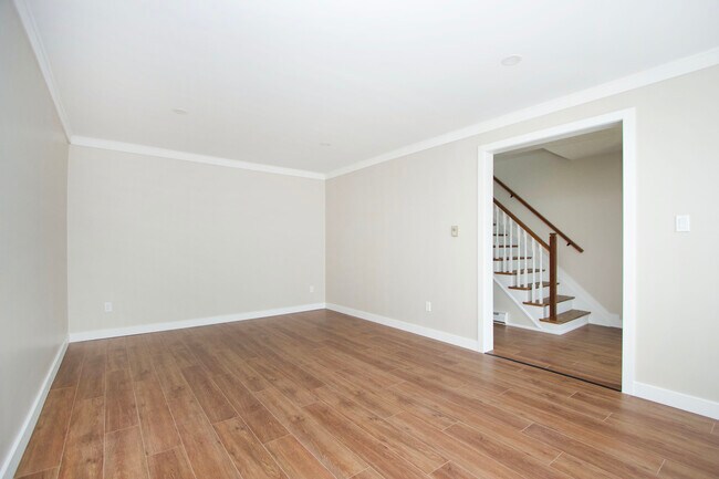 Photo du bâtiment - Fully Renovated 3-Bedroom Home for Rent in...
