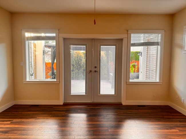 Building Photo - 3647 Vermont Pl