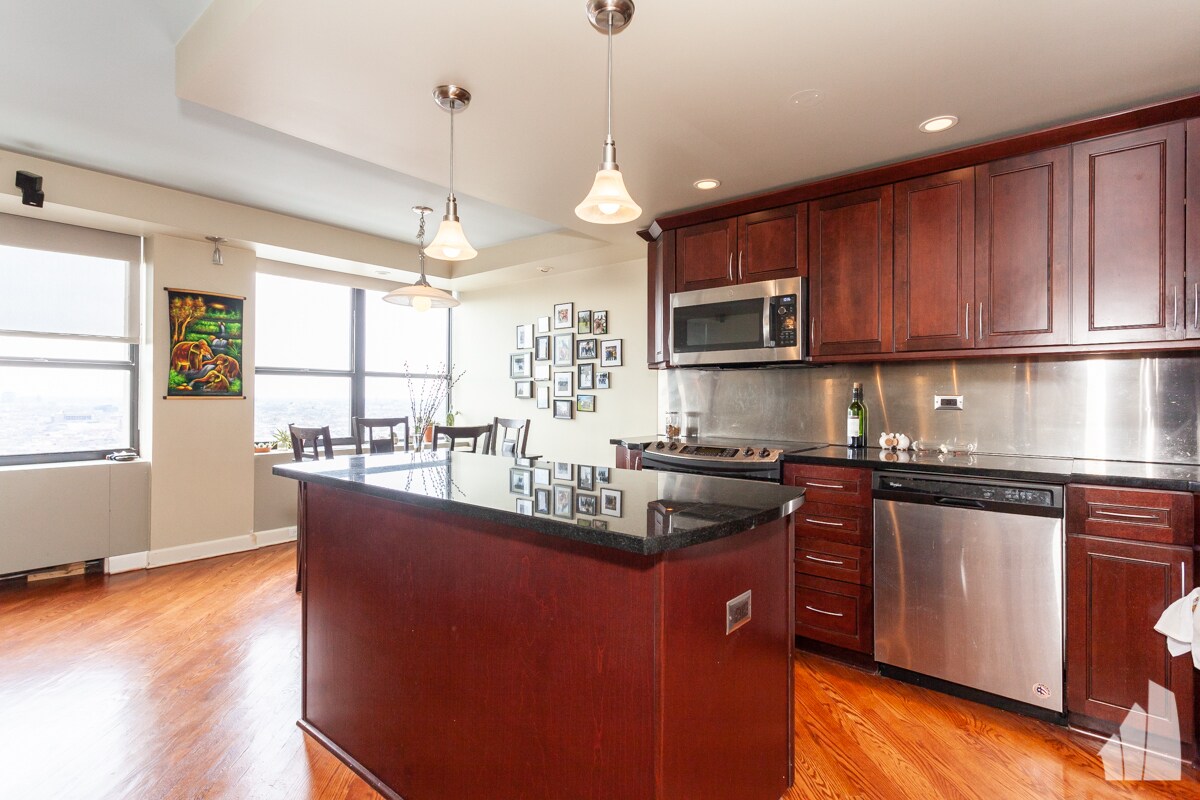 Foto principal - 655 W Irving Park Rd