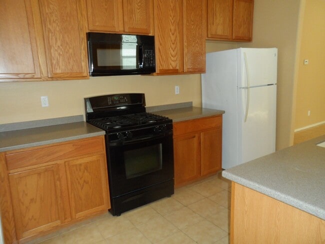 Building Photo - Great 3 Bedroom 2 Bath Home with Pool Service Included!