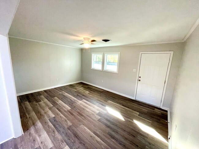 Building Photo - **NEWLY RENOVATED!** 3/1 Available for Ren...