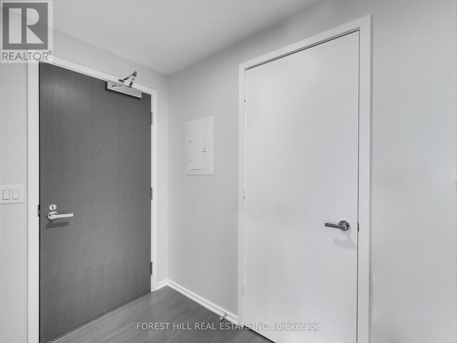 Photo du bâtiment - 1-6001 Bloor St E
