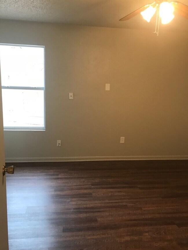 Building Photo - 902-904  JR Court