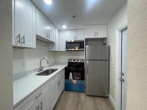 Building Photo - 304 N Tamarind Ave