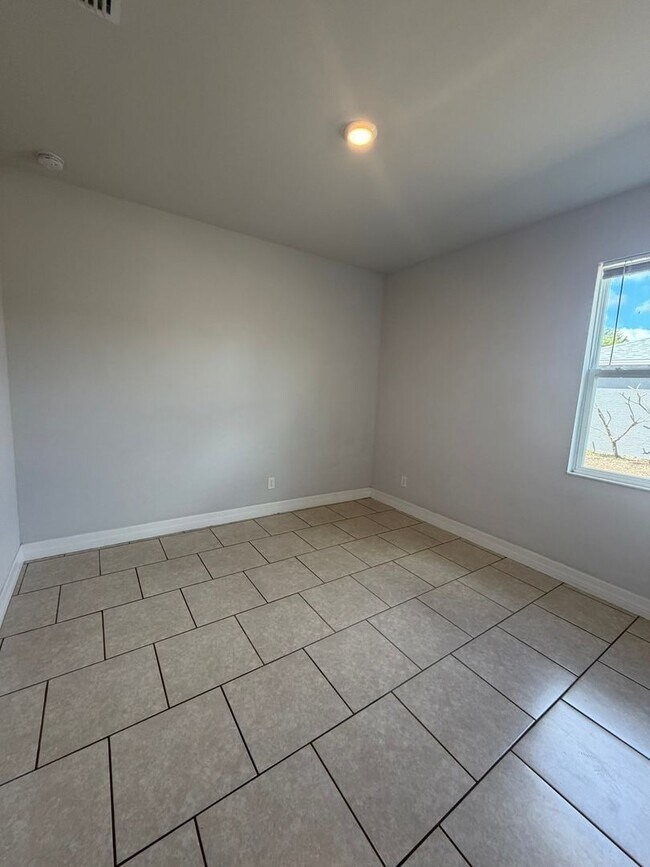 Foto del edificio - 1129 San Cristobal Ave