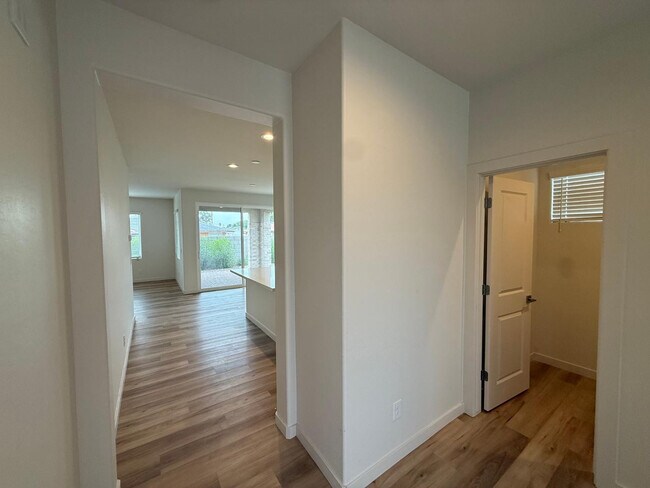 Foto del edificio - 624 N Vine St