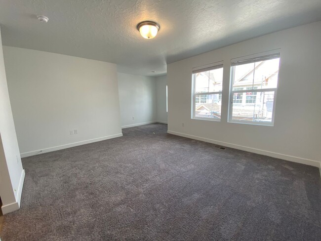 Building Photo - 3 Bd/2.5 Bathroom Townhome in Lehi