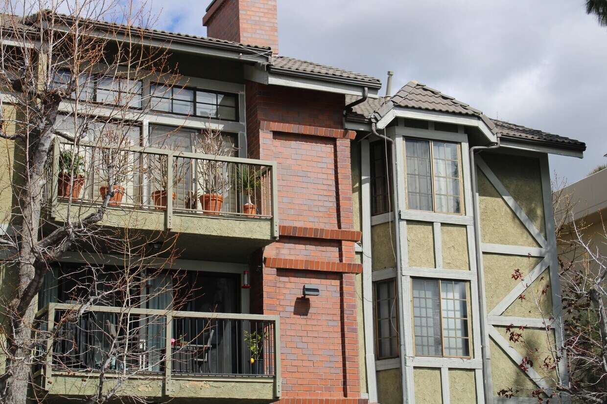 18324 Clark St Unit 317, Tarzana, CA 91356 Condo for Rent in Tarzana