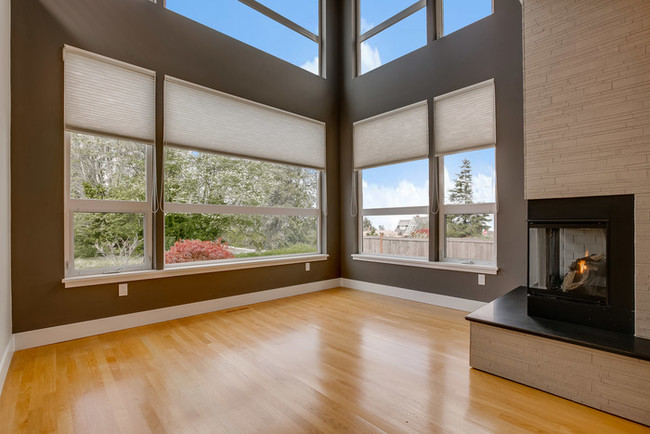 Building Photo - Fresh Airy Modern Alki Beach View Home