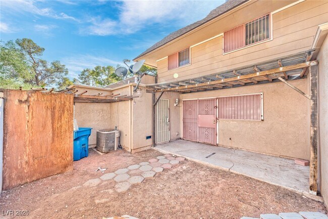 Foto del edificio - 2408 Paradise Village Way