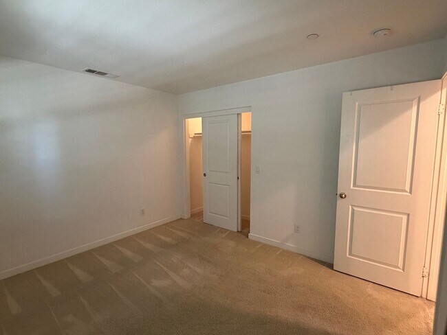 Foto del edificio - Modern, Spacious 3BR/4BA Home with Exceptional Freeway Access & Nearby Nature