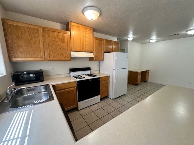 Building Photo - Move-In Discount -- 2 Bedroom - 2 bath Apartment with Garage!