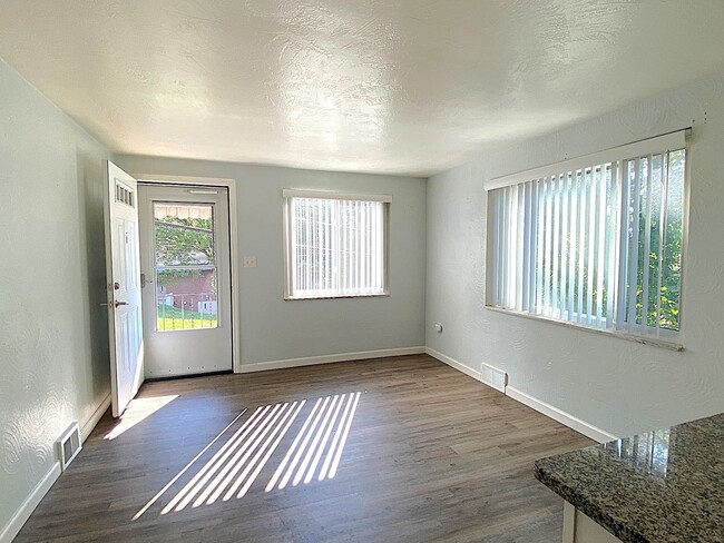 Building Photo - *Updated 1BD/1BA Apartment Available in Br...