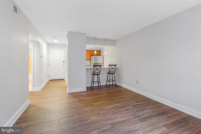 Building Photo - 130-36 N Bread St