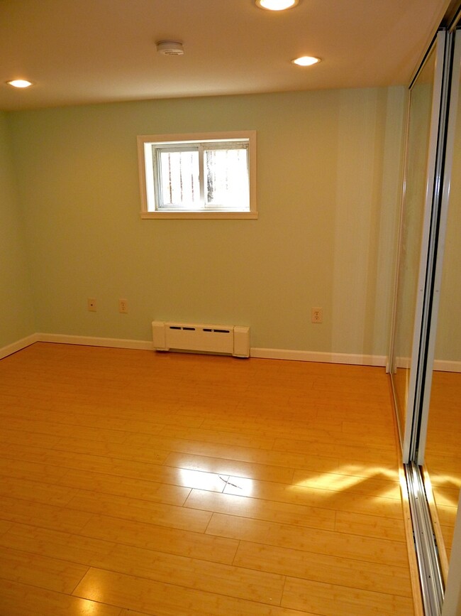 bedroom fits queen bed - 828 Emerson St NW