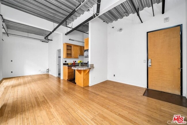 Foto del edificio - 312 W 5th St