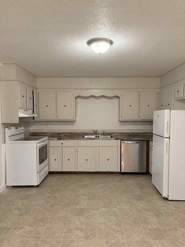 Building Photo - CHARMING 3 BEDROOM / 1 BATHROOM HOUSE IN J...