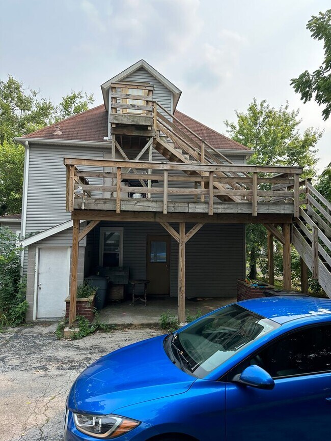 Building Photo - Buchtel Ave 605 E.