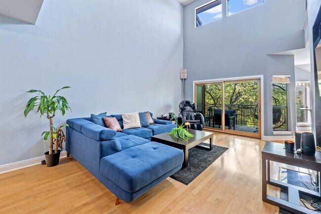 Foto del edificio - 4711 Spicewood Springs Rd