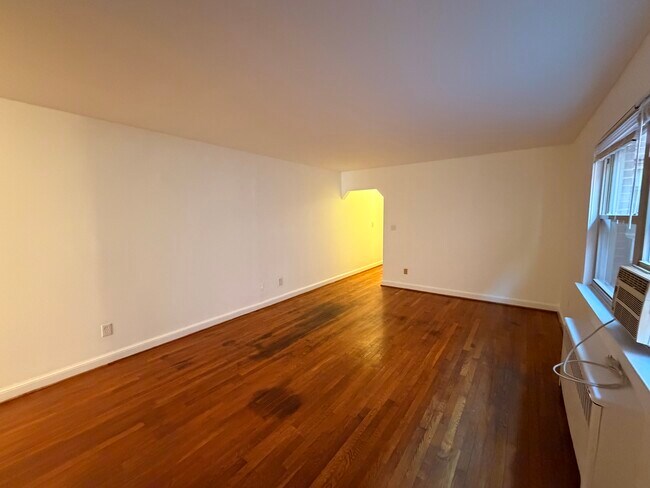 Sala de estar hacia el pasillo de entrada. - 1711 T St NW