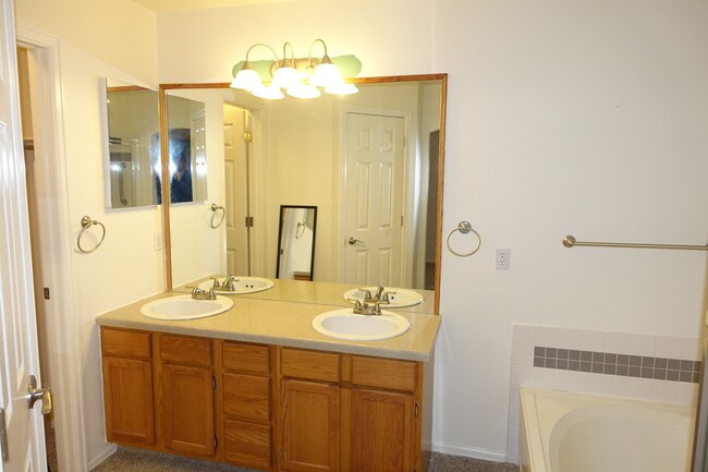 Building Photo - 3124 White Oak St
