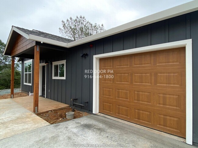 Building Photo - 240 Silver Bend Way