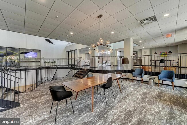 Foto del edificio - 1600 W Girard Ave