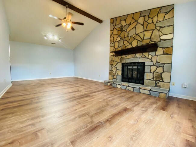 Foto del edificio - "Spacious 3-Bedroom Retreat with 2 Full Baths in Peaceful Meridianville!"