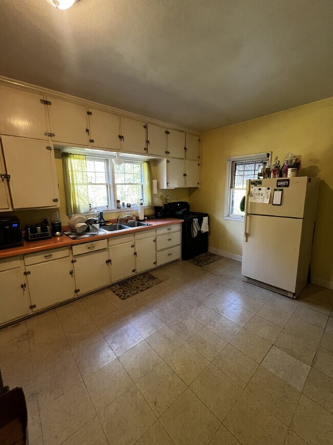 Foto del edificio - Huge 6 Bed 2 Bath close to UWEC