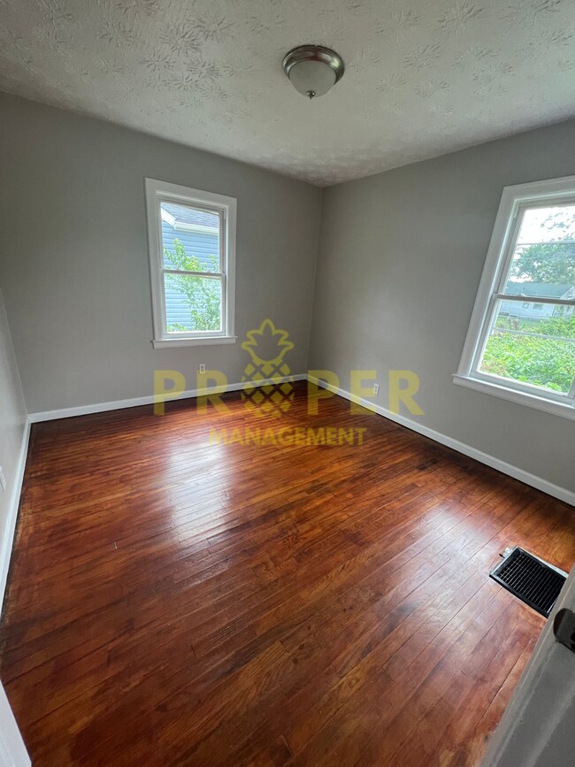 Building Photo - 2 bedrooms 1 bathroom house