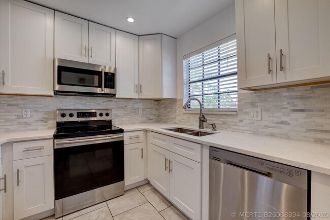 Building Photo - 5770 SE Wilsie Dr