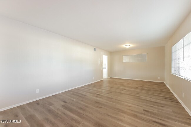 Building Photo - 2407 W Shady Glen Ave