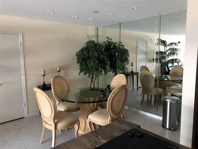 Foto del edificio - 6339 Bay Club Dr