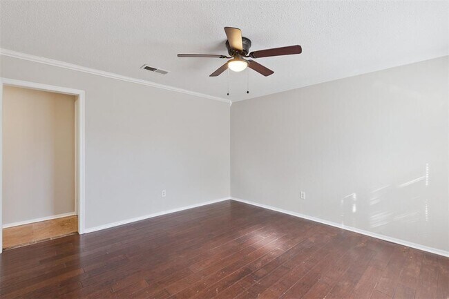 Building Photo - 645 Redstone Ave