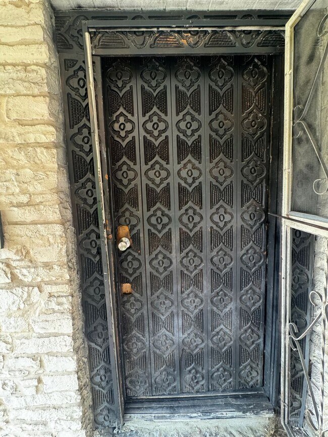 Building Photo - *2 Bedroom/ 1 Bathroom* Near Shopping and ...
