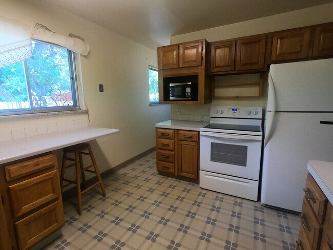 Foto del edificio - Craftsman duplex with covered parking!