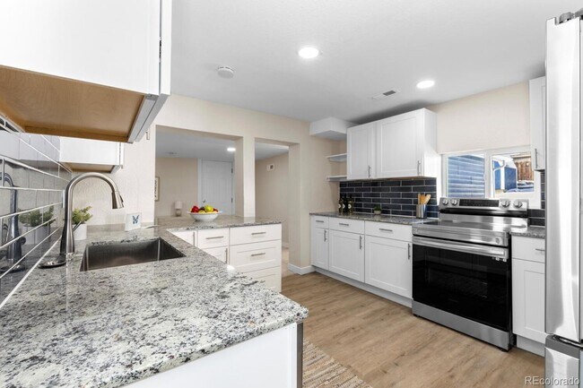 Foto del edificio - For Rent – Renovated 3 Bedroom Bungalow in Englewood