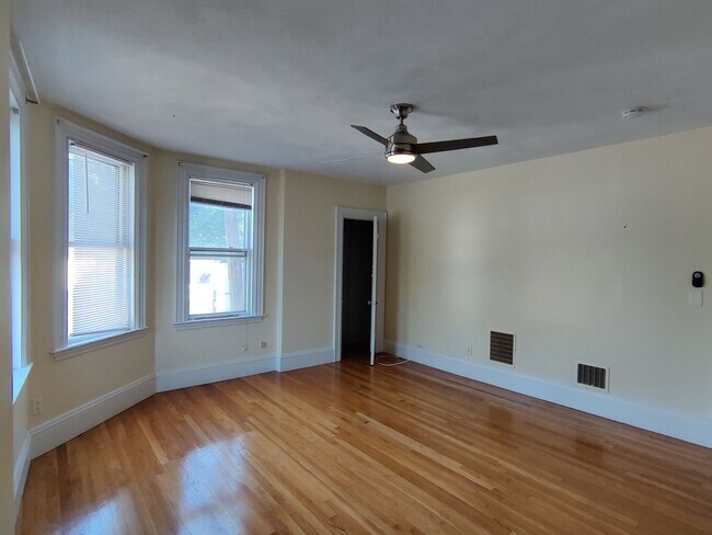 Foto del edificio - BROOKLINE 2BED WITH LAUNDRY IN UNIT - HARD...