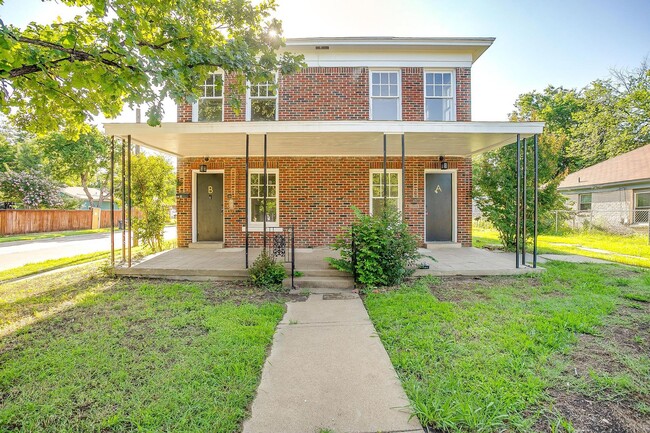 Building Photo - Amazing 2 Bed- 2 Bath- Half of Duplex in H...