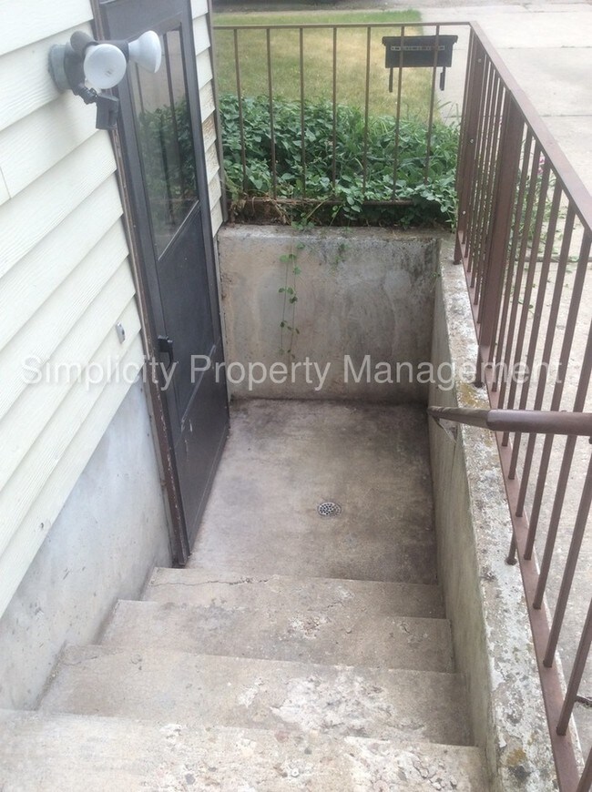 Foto del edificio - 1 bdrm 1 bath walk out basement Apartment