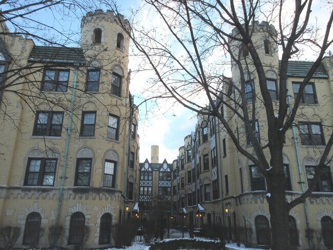 Building Photo - 4205 N Kedvale Ave