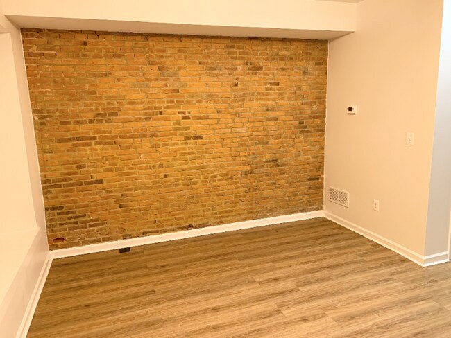 Foto del edificio - 1600 S Charles St